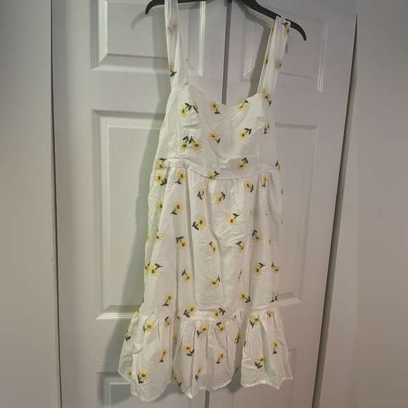 NWT FOREVER 21 dress with pockets. Tie back straps and square cut neck line - Picture 5 of 9